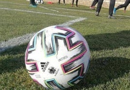 Imagen de archivo de un balón en un campo de fútbol.