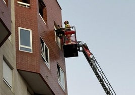 Bomberos de León actúan en la ventana del edificio.