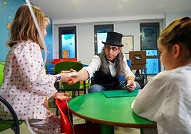 El mago con una niña ingresada en el Hospital.