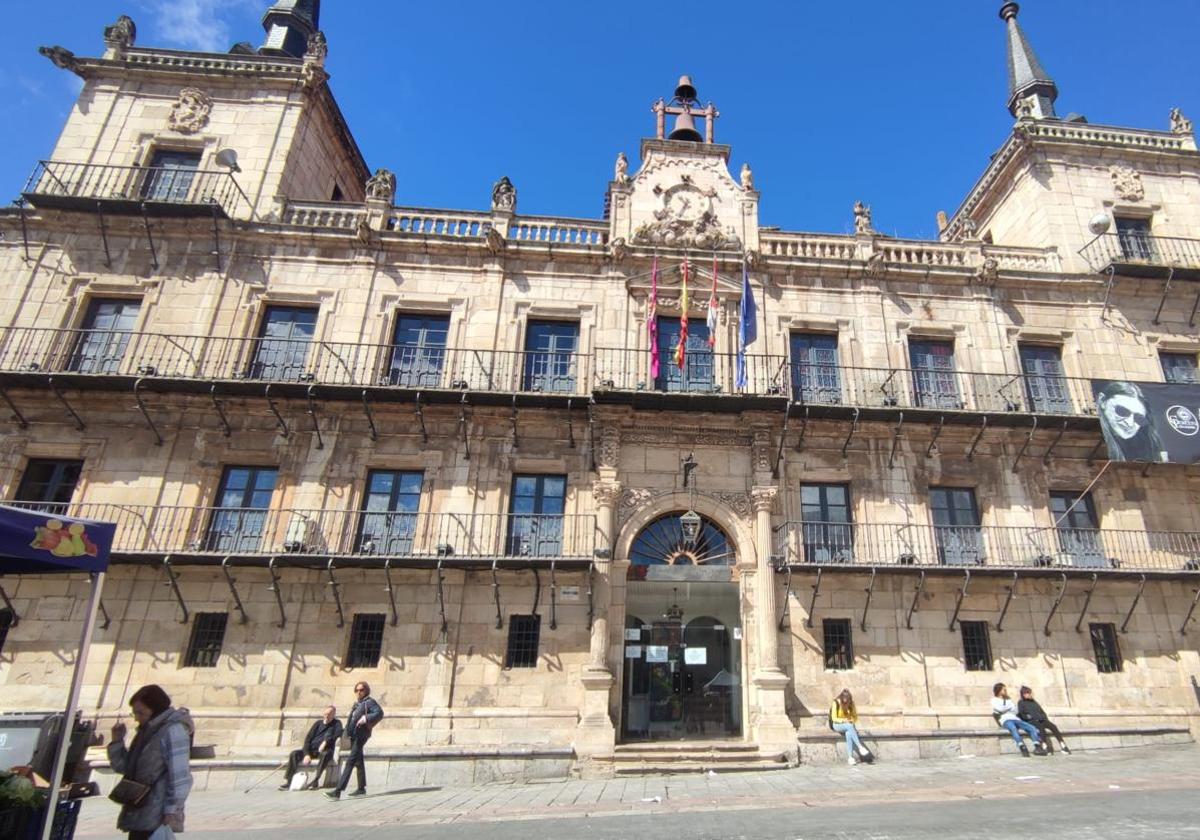 Fachada del ayuntamiento de León en la plaza Mayor.