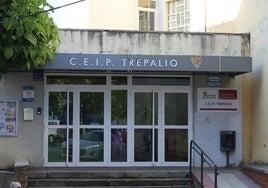 Fachada del CEIP Trepalio, en Trobajo del Camino.