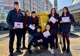 Alumnos del Colegio Leonés en su iniciativa con Correos