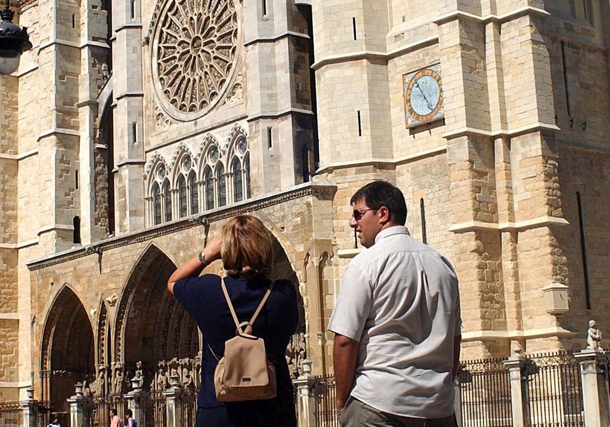 Turistas haciendo fotos a la catedral de León.