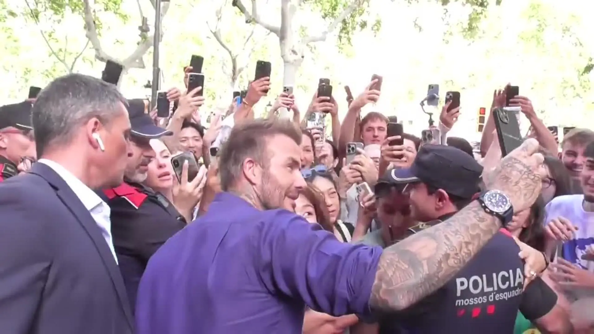 Beckham desata la locura en su regreso a Barcelona