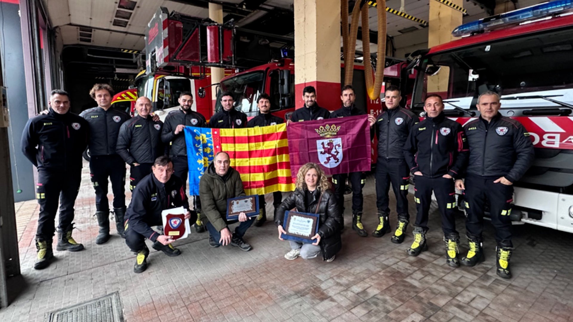 Vecinos de Paiporta entregan una placa de agradecimiento a Bomberos de León por su labor durante la Dana