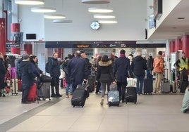 Gente acumulada en la estción de trenes de León.