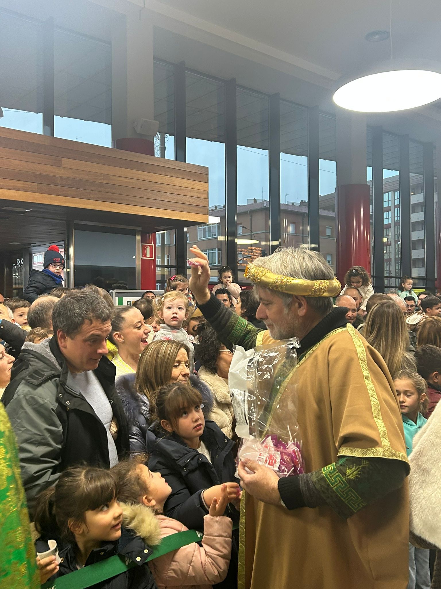 Así recibieron los niños de León a Los Reyes Magos