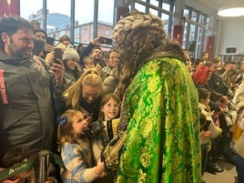 Los niños recibieron a los Reyes Magos en la estación de trenes de León