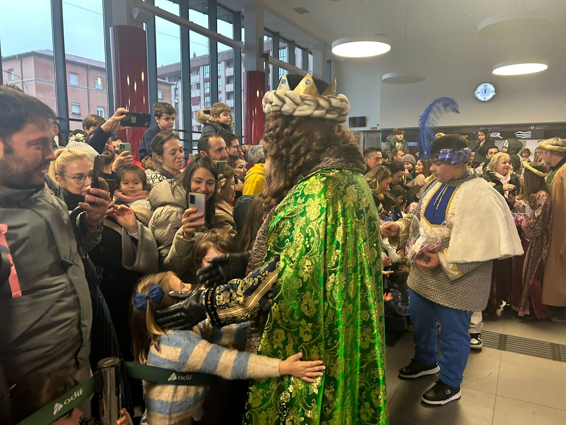 Así recibieron los niños de León a Los Reyes Magos