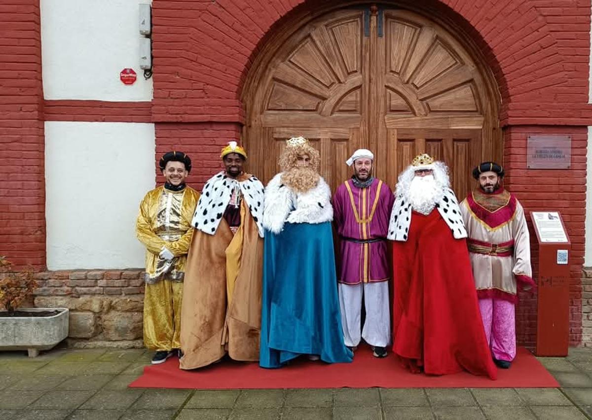 Imagen secundaria 1 - Los Reyes Magos hacen parada en la provincia: en tractor o bajo la lona