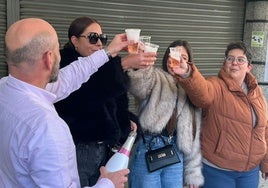 Las trabajadoras de la administración celebrando el premio.