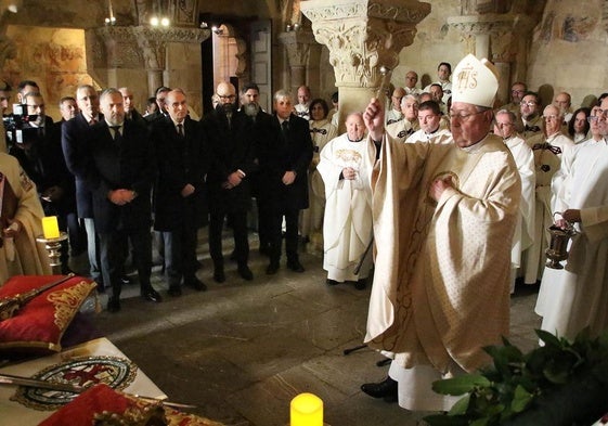 El Obispo de León, Luis Ángel de las Heras, durante el responso y homenaje a los reyes de León.