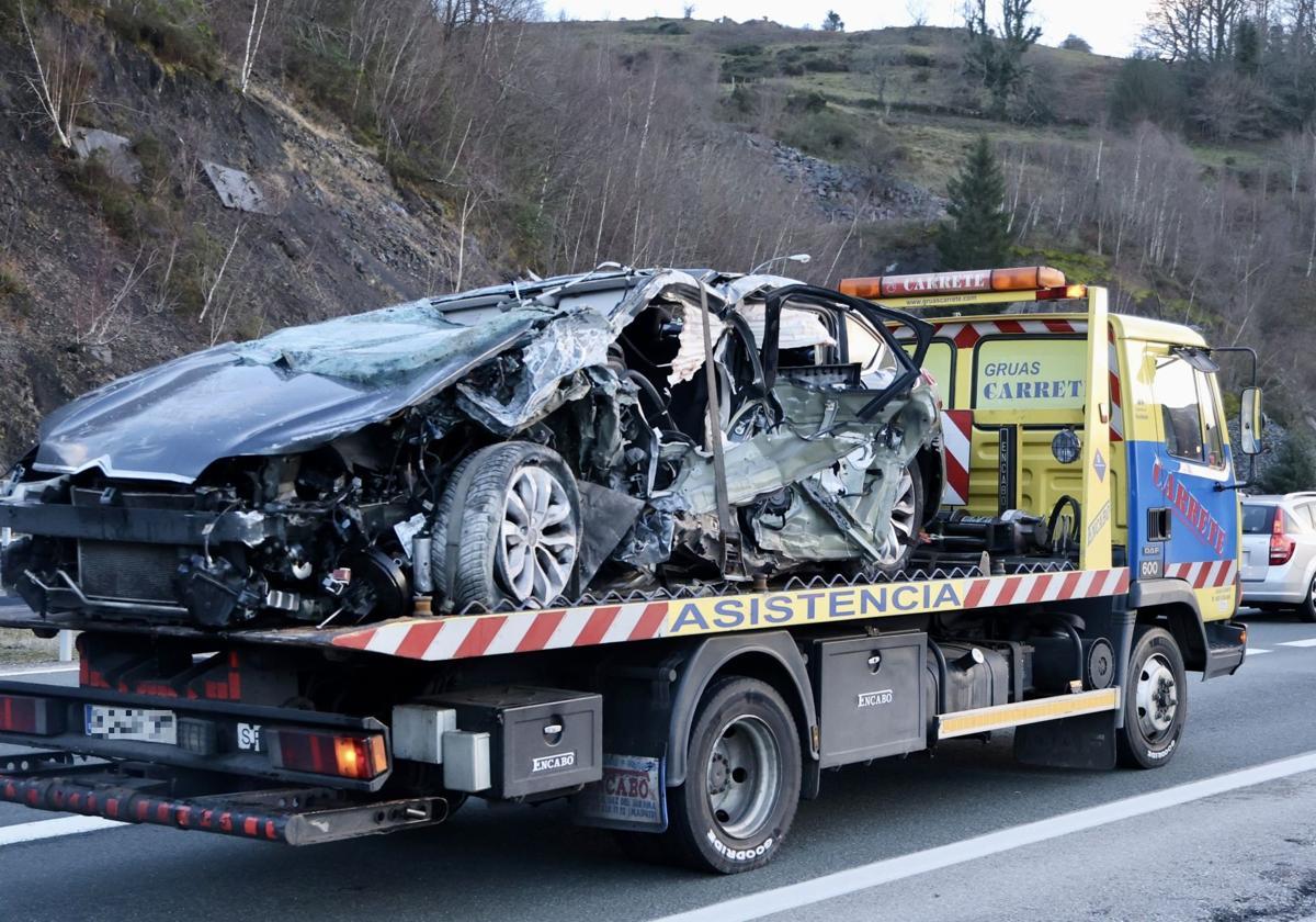 El coche, completamente destrozado tras el grave accidente en la autopista del Huerna.