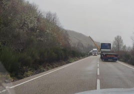 Fotografía del corte en la carretera entre Garandilla y Riello.