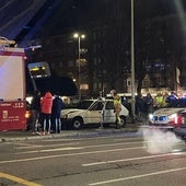 Pierde el control y tira un semáforo y un letrero de buses en Pendón de Baeza