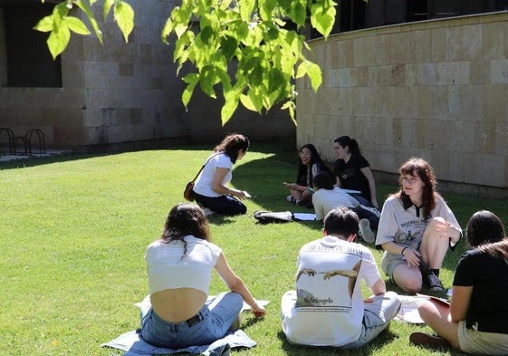 Estudiantes en el campus de la ULE.