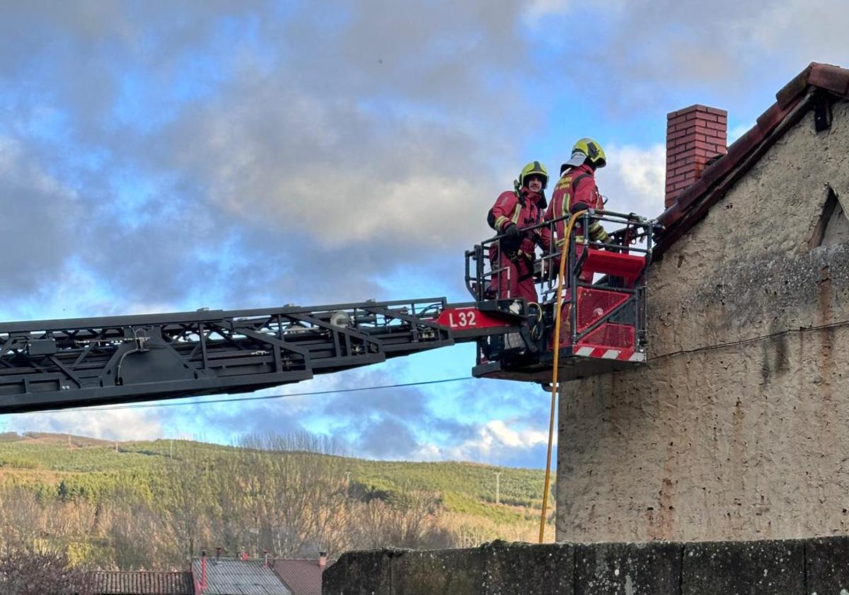 Imagen principal - Imagen de la intervención de Bomberos de León.