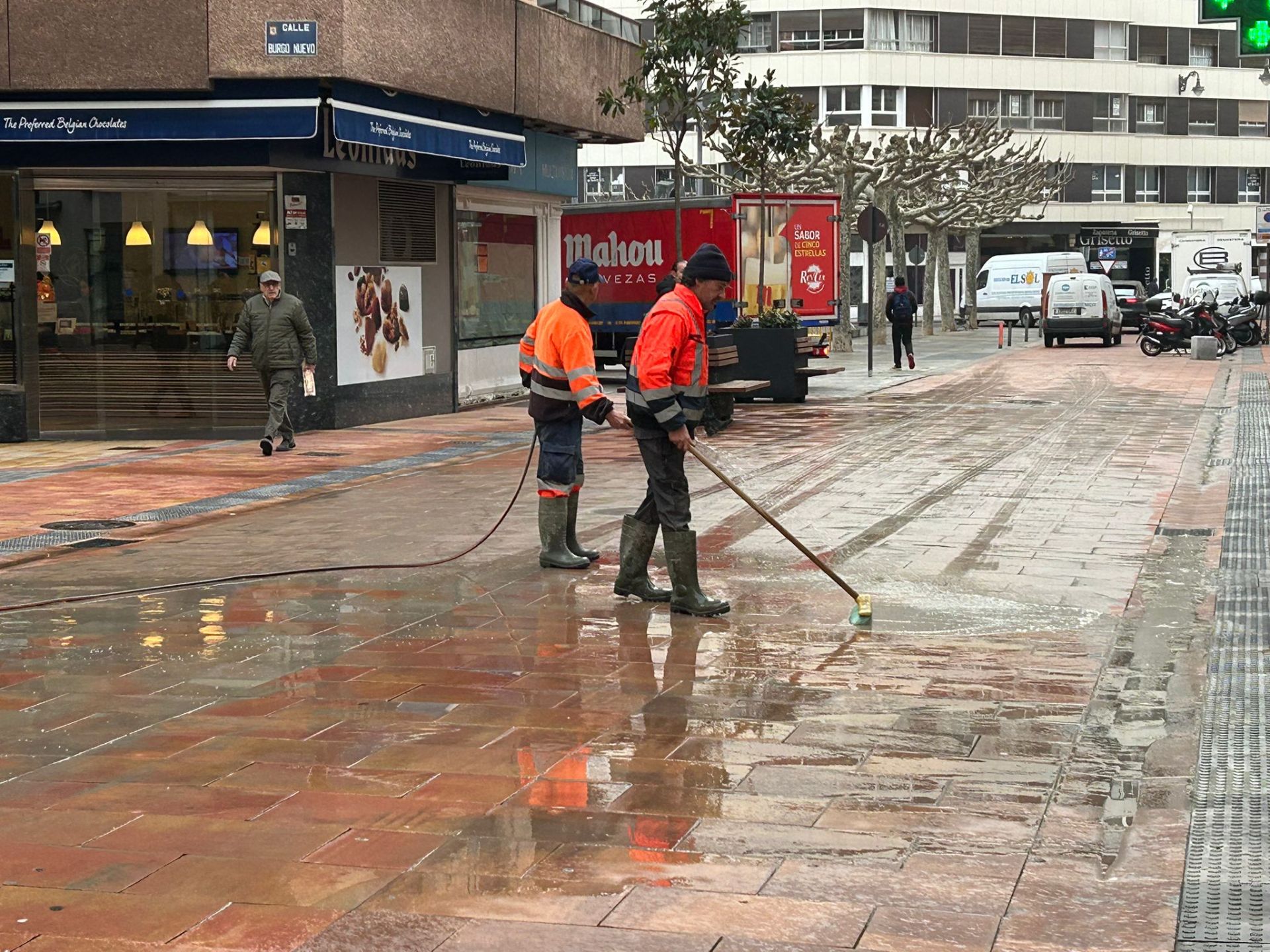 Operarios trabajando en la calle Gil y Carrasco