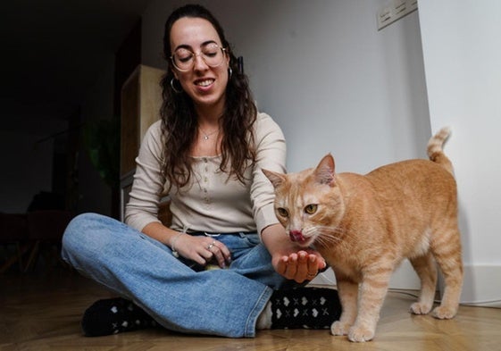 Pilar Guerrero con su gato.