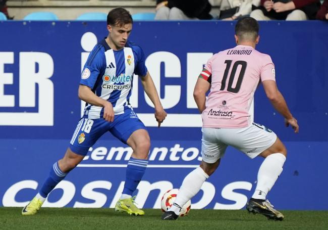 Álvaro Ramón trata de encarar al visitante Leandro.