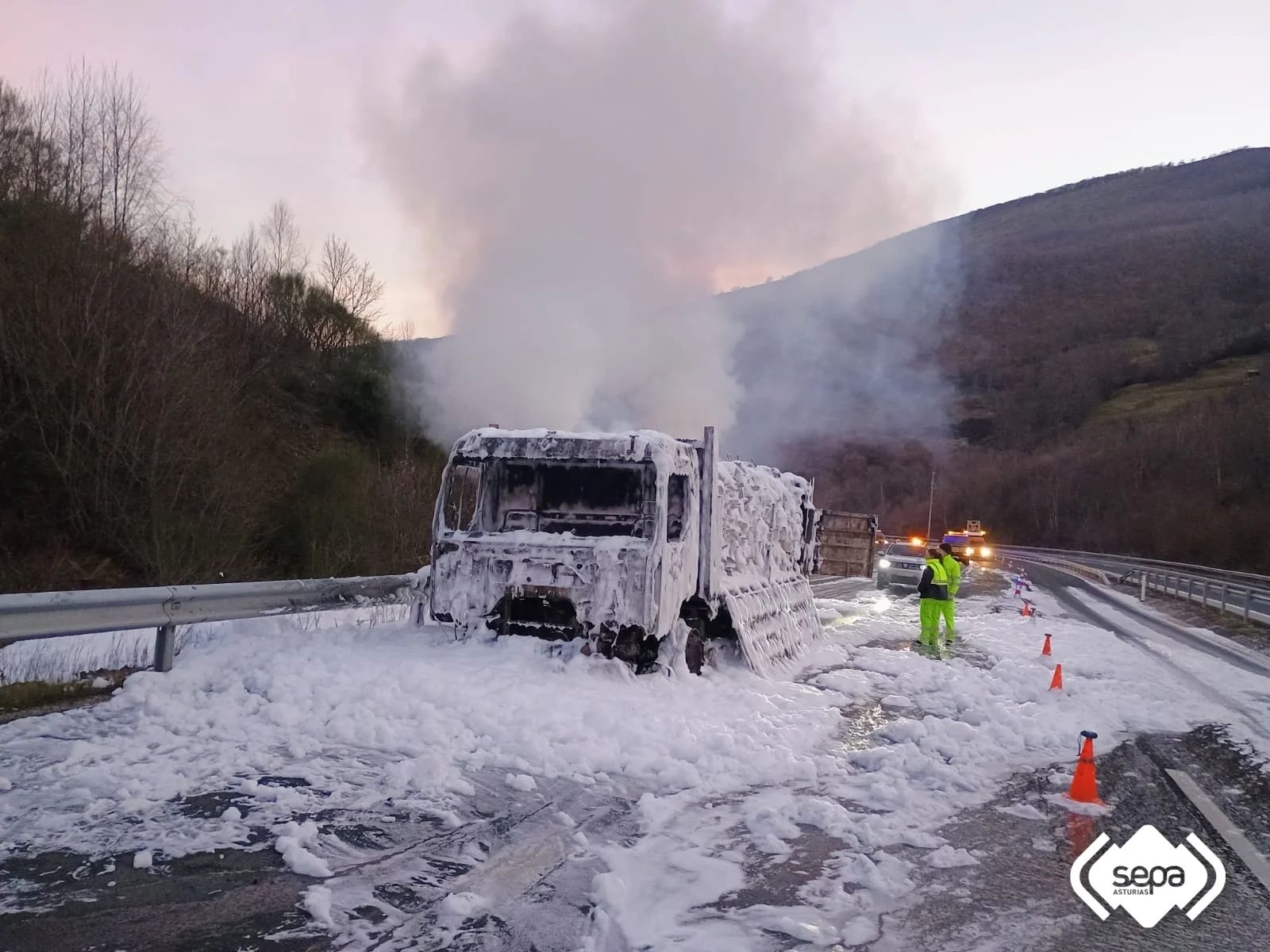 Así quedó el camión calcinado en la AP-66