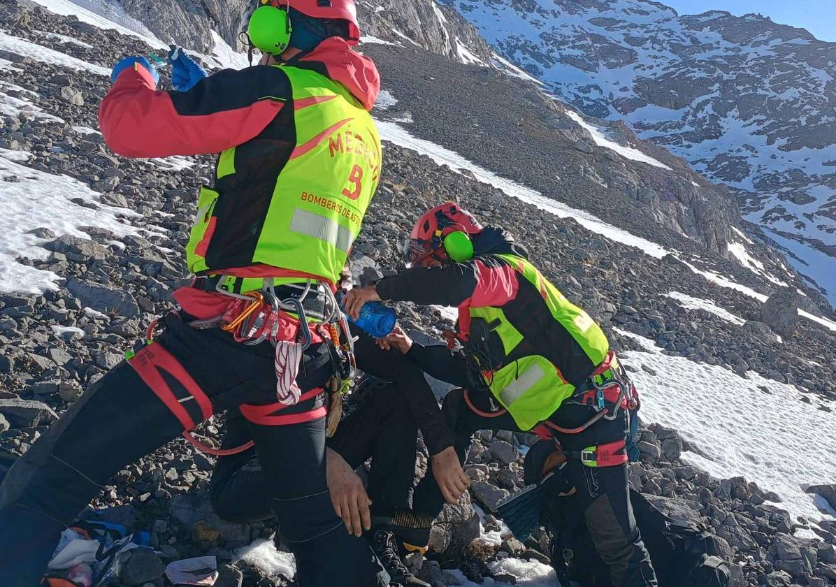 Momento del rescate a Senén Turienzo, el montañero leonés perdido el 23 de diciembre en Picos de Europa.