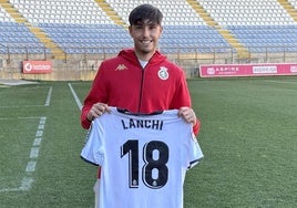 Lanchi posa con la camiseta con el dorsal 18 que lucirá en la Cultural.