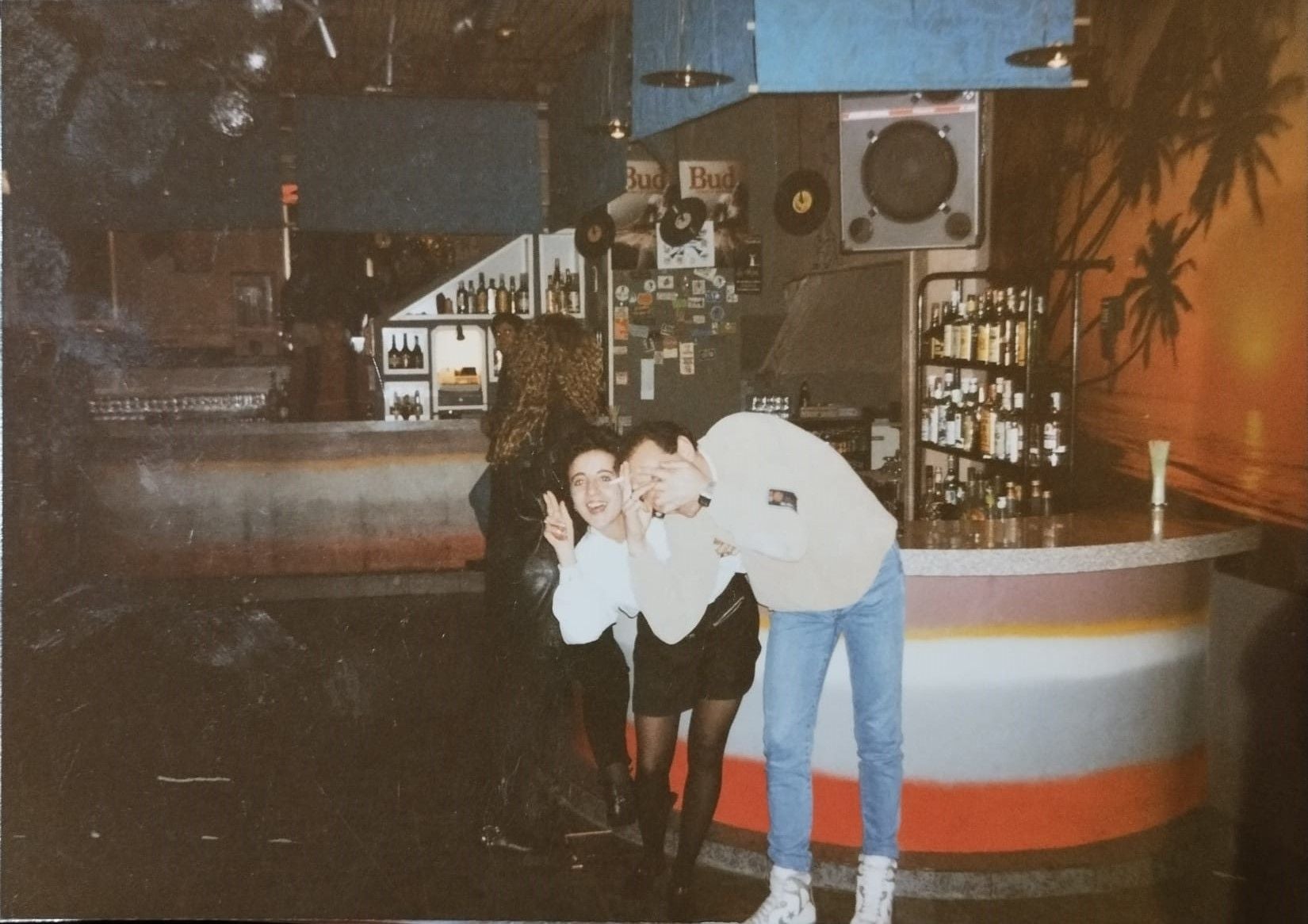 Clientes del pub El Jardín de Carrizo en los años noventa.