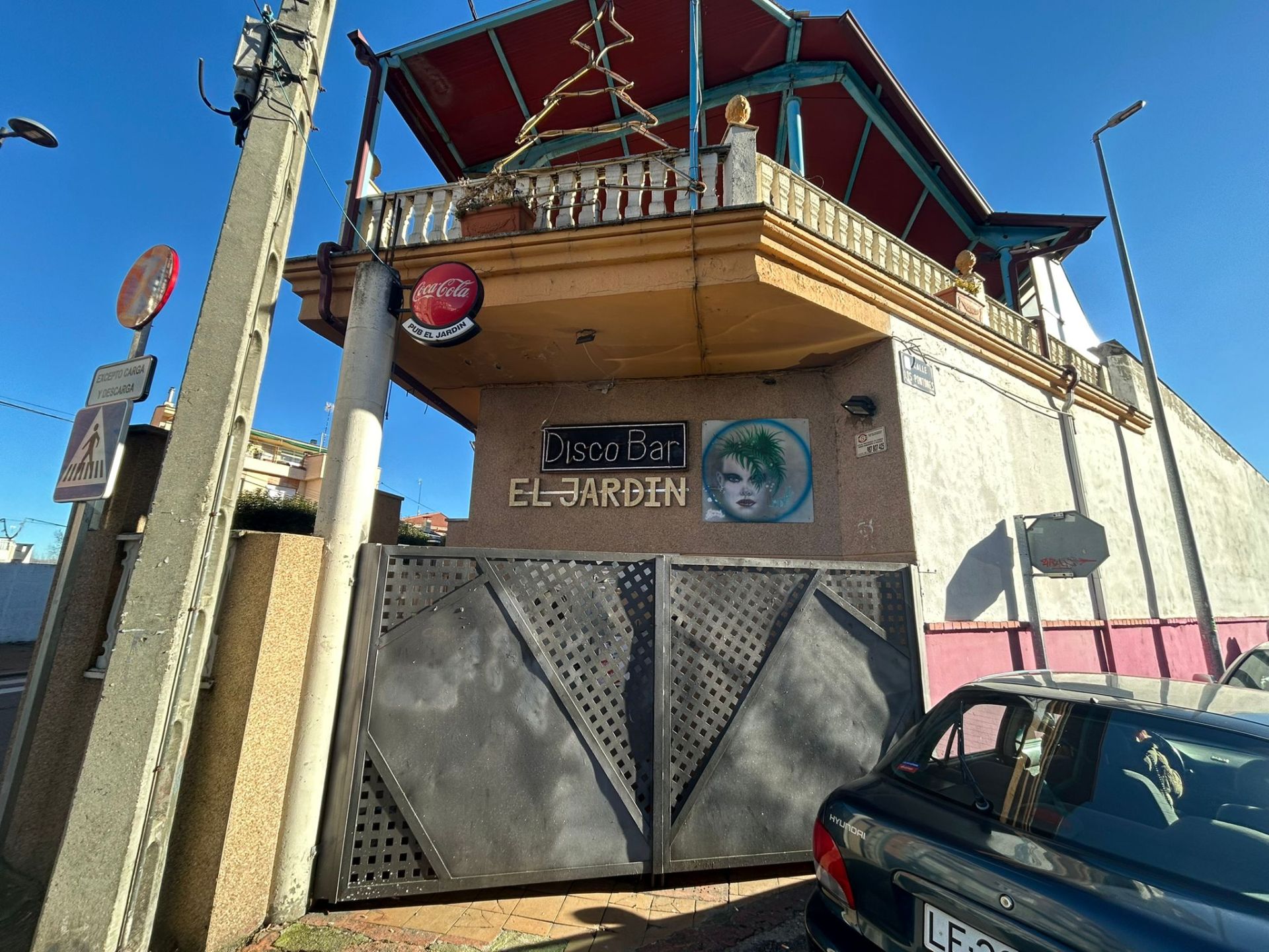 Una de las puertas del pub El Jardín en la actualidad.