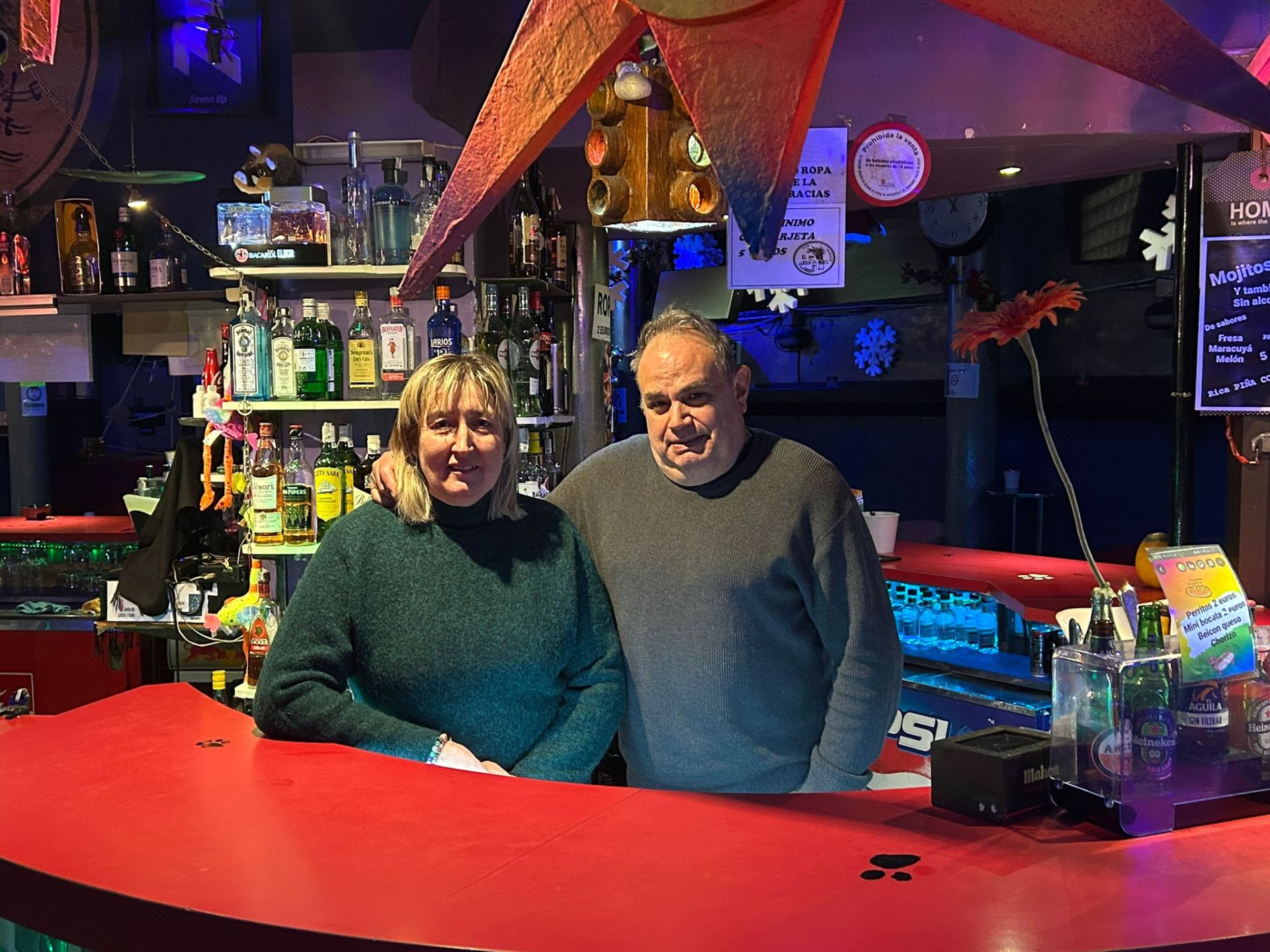 Jose María Alcoba y Reyes González, dueños deL Pub El Jardín en la actualidad.