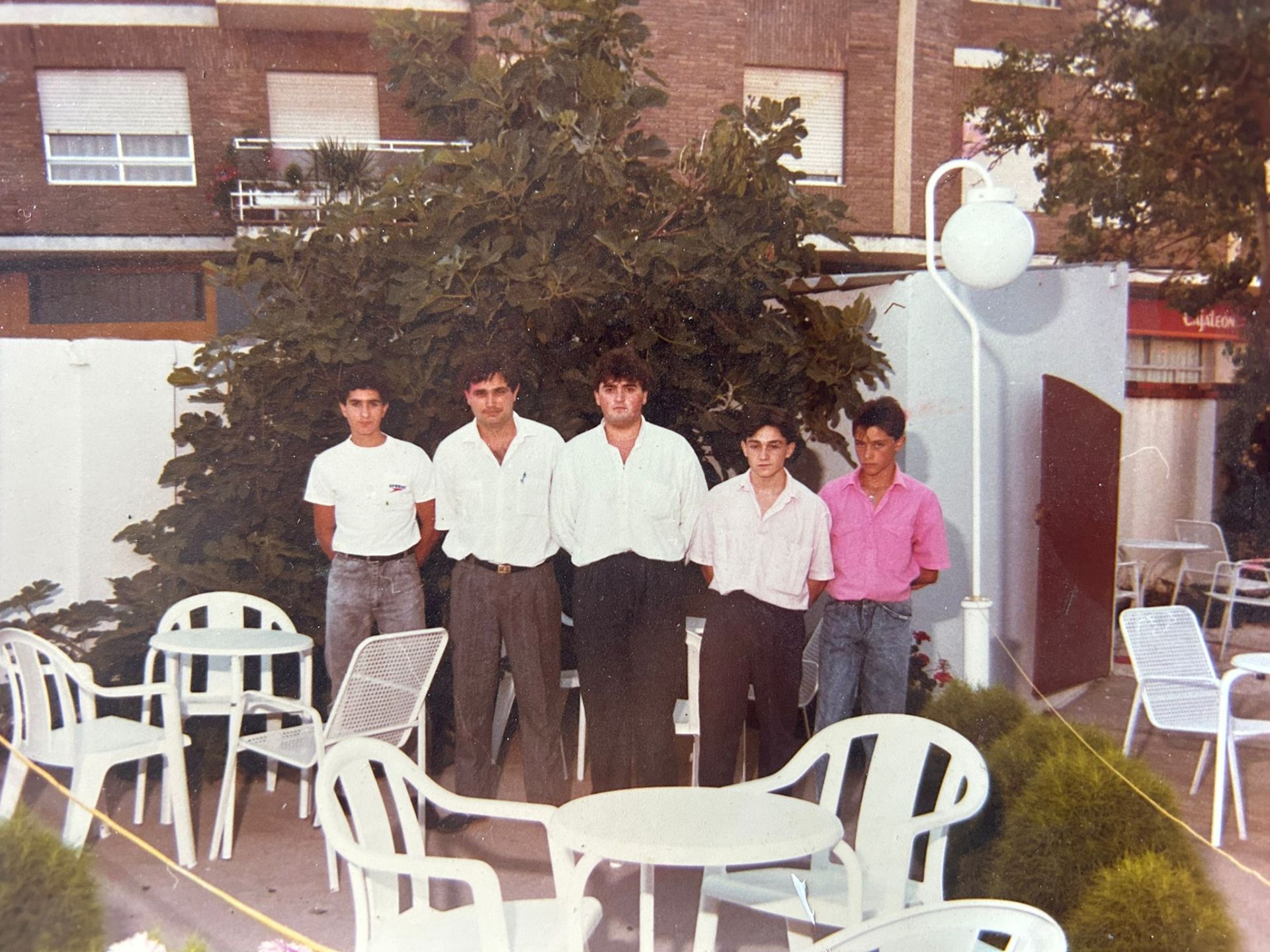 Foto de José María con amigos en la terraza del pub El Jardín.