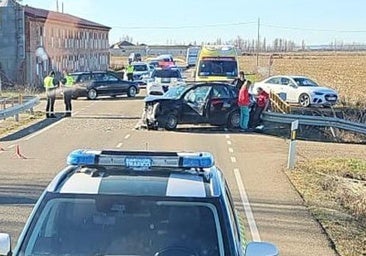 Tres heridos en una colisión entre dos turismos en San Pedro Bercianos