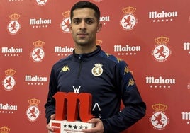 Bicho posa con el premio de mejor jugador de diciembre en la Cultural.