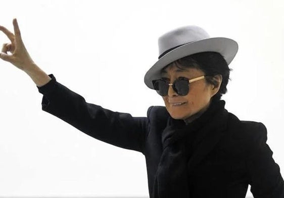 La artista Yoko Ono.