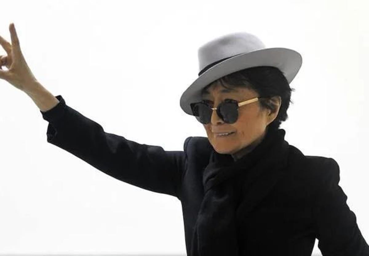 La artista Yoko Ono.