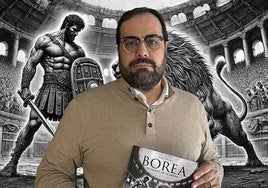 Raúl Ordás con la novela.