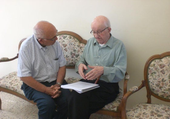 En la fotografía el P. Martino en animada conversación con D. Julián, autor de el Viejo Camino de Santiago (Vexu Kamín).