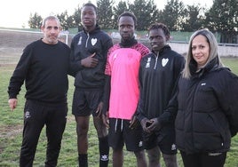 Los tres jugadores del San Feliz junto a los responsables del equipo.