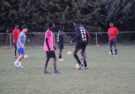 Entrenamiento de los jugadores del Pozo en el campo de San Feliz de Torío