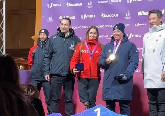 María Martín-Granizo con la medalla de plata en la disciplina de supergigante durante los Juegos Universitarios Mundiales de Invierno