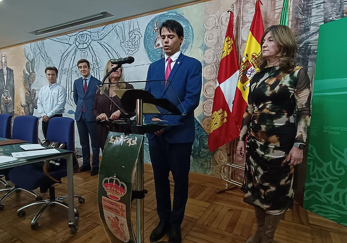 Gonzalo Rivera durante su toma de posesión como presidente de la Junta de Estudiantes