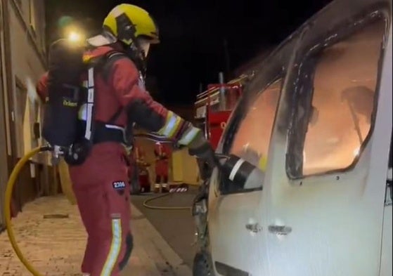 Bomberos de León apagando las llamas en el vehículo.