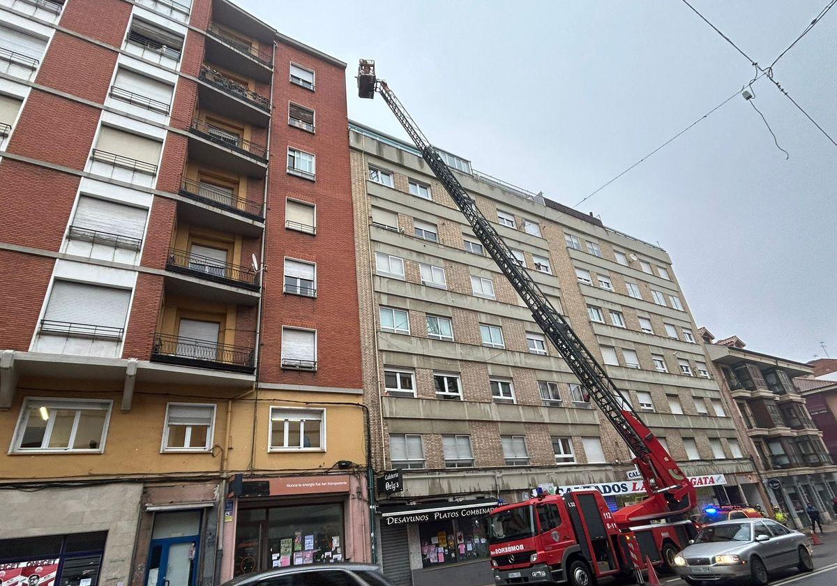 Intervención de Bomberos de León en Alcalde Miguel Castaño