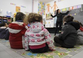 Unos niños y su profesore reciben clase con abrigo en una imagen de archivo