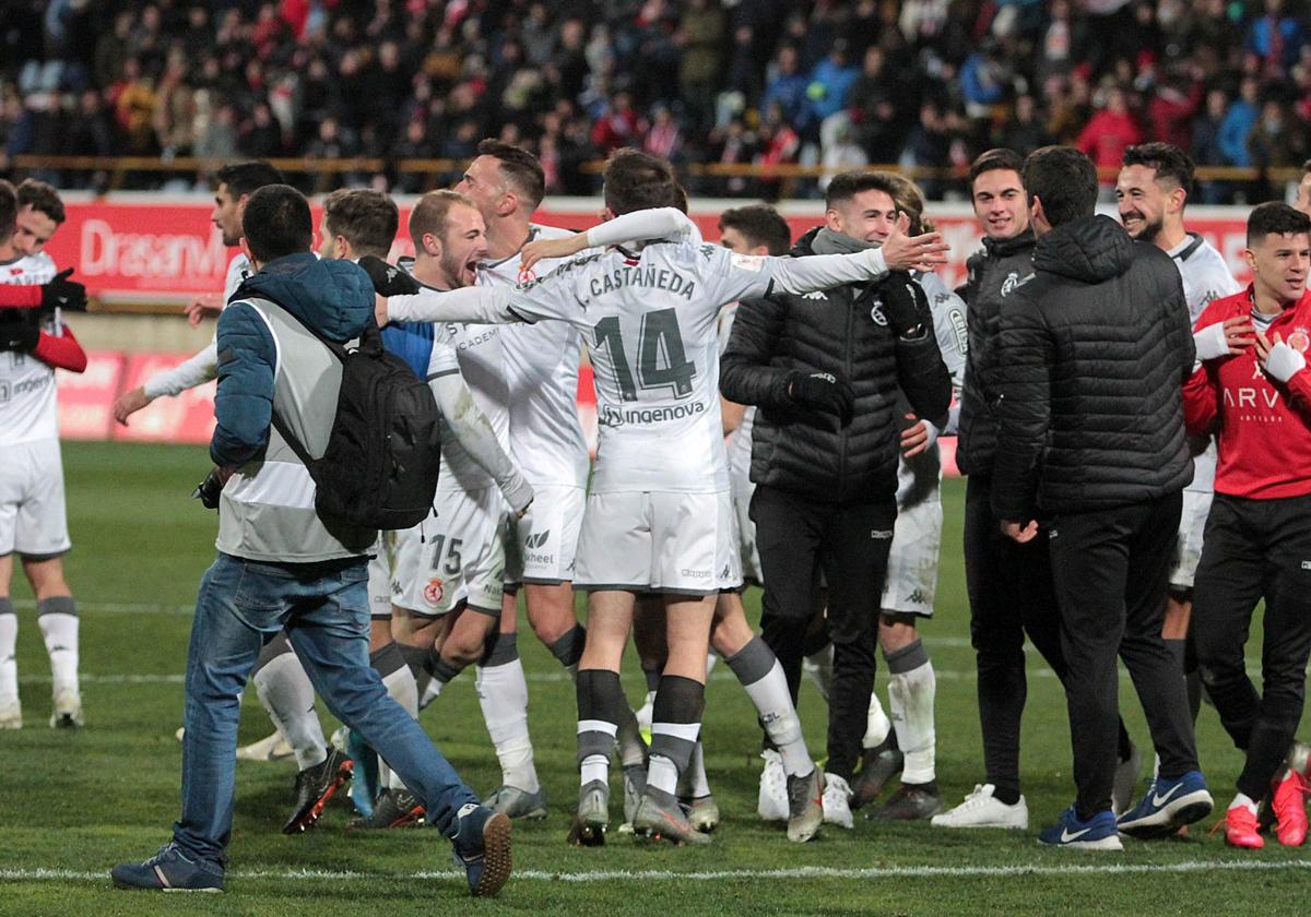 Los jugadores de la Cultural celebran el pase de ronda ante el Atlético.