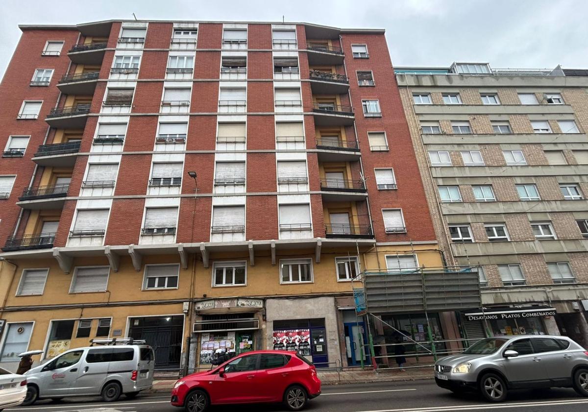 Imagen principal - Fotogradías de la fachada del edificio y las ventanas con las persianas bajadas.