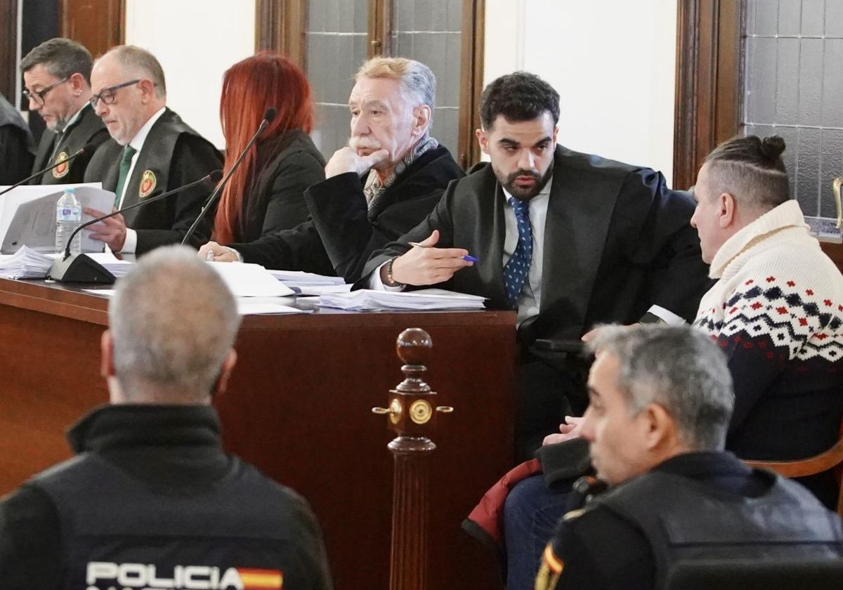 Abogados y acusados en la primera sesión del juicio en la Audiencia Provincial.