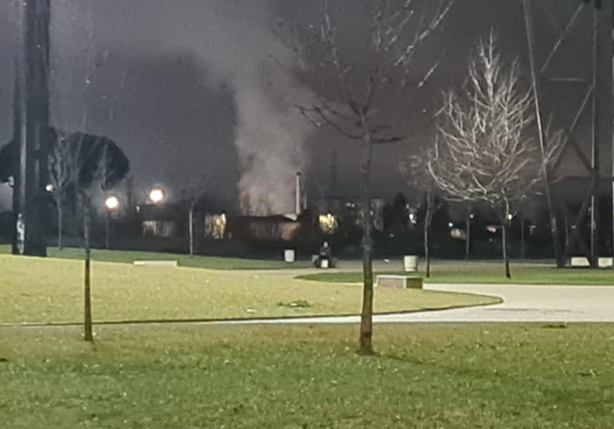 El humo se avistaba desde la zona de Palacio de Exposiciones.