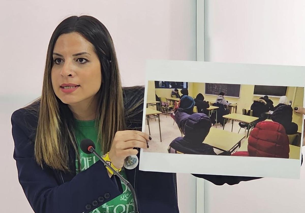 Nuria Rubio muestra una de las fotografías de los centros educativos de León.