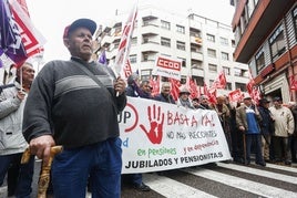 Pensionistas en una manifestación contra los recortes en pensiones en León en una imagen de archivo